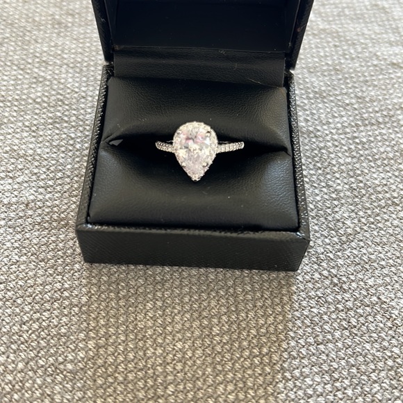 Beautiful ring - Picture 2 of 3